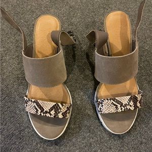 Crown Vintage snake print leather sandal size 6.5